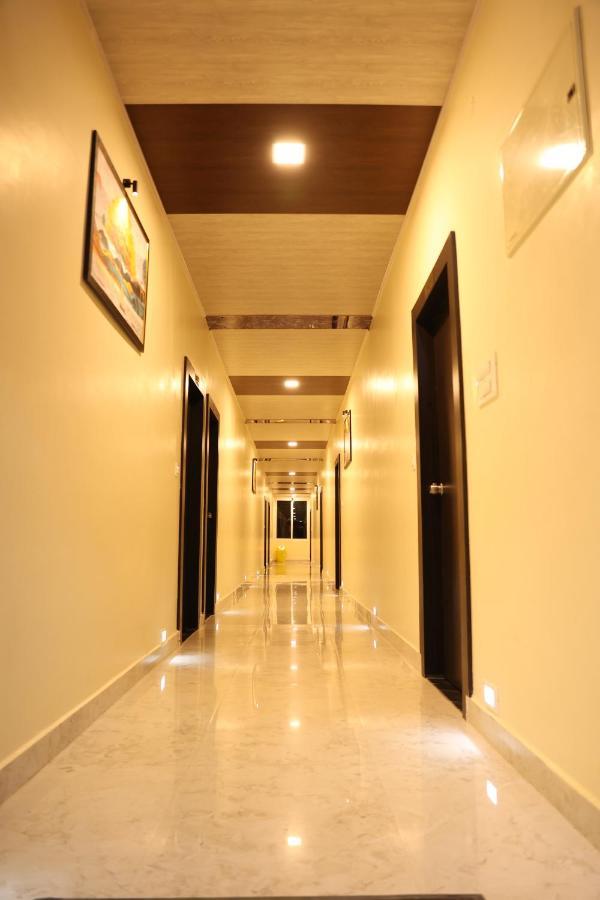 Sunshine International Boarding & Lodging Belur  Экстерьер фото