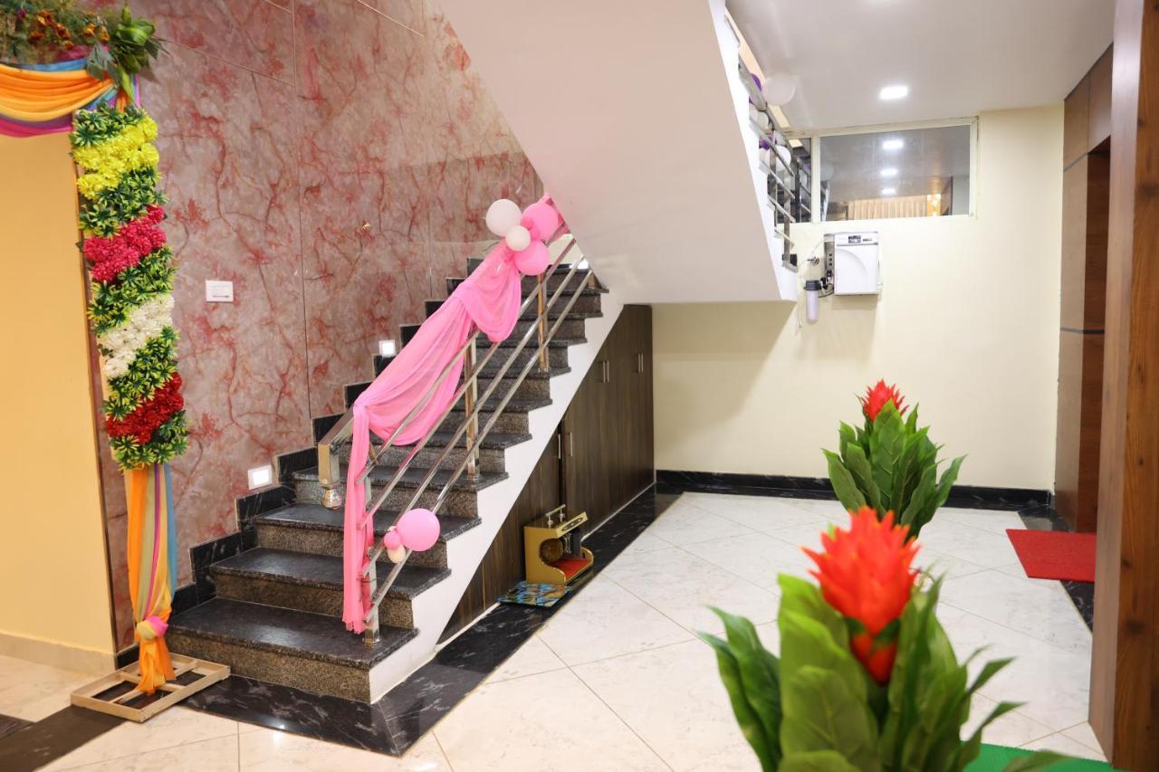 Sunshine International Boarding & Lodging Belur  Экстерьер фото